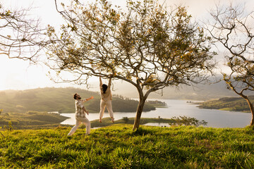Obraz premium woman hangs from a tree and her boyfriend shows it to her