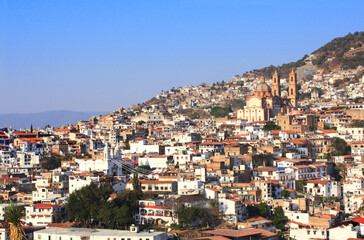 Fototapeta premium View on Taxco de Alarcon city and Santa Prisca Parish Church, state of Guerrero, Mexico