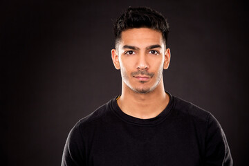 Obraz premium young fit indian man wearing dark workout outfit