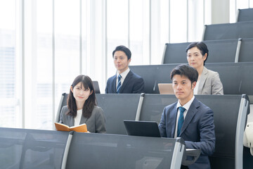 セミナーを受講するビジネスマン（研修・勉強）