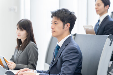 セミナーを受講するビジネスマン（研修・勉強）