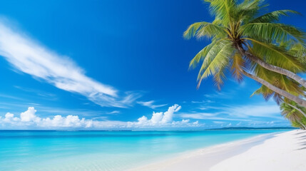 Fototapeta na wymiar 明るい暑い晴れた日に白い砂とヤシの木、ターコイズブルーの海の美しい海景の熱帯のビーチ。雲と青い空。夏休みGenerativeAI