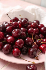 Obraz na płótnie Canvas Plate with sweet cherries, closeup