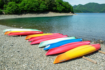 本栖湖｜湖岸を彩るカラフルなカヌーは大自然を題材にしたアートですね
