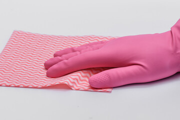 Dłoń w gumowej różowej rękawicy w trakcie sprzątania  - obrazy, fototapety, plakaty