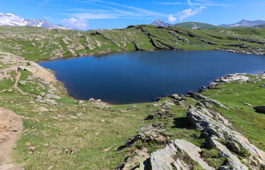 Le lac Noir, niché sur le plateau d'Emparis est un magnifique belvédère sur les arêtes de la face Nord de la Meije et du Râteau, 2 sommets de l'Oisans. 