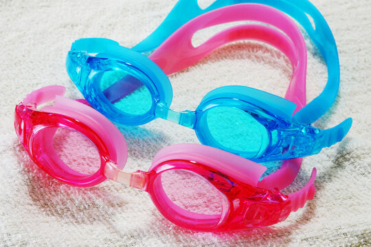 半透明なピンク色と青色のカラフルで小さい子ども用の水中眼鏡