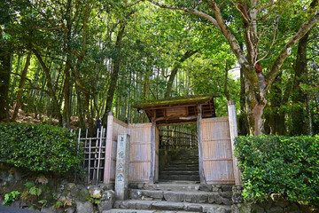 新緑の京都市一乗寺 詩仙堂丈山寺の山門