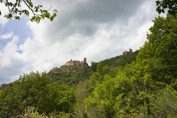 Blick auf Burg St. Ulrich und Haut-Ribeaupierre in Ribeauvillé, Frankreich
