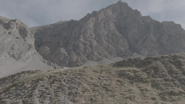 a drone shot of Un homme qui court sur une montagne in Switzerland