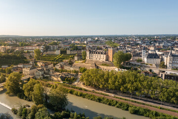 Fototapeta na wymiar vue aérienne par drone du Boulevard des Pyrénées en fin de journée, lumière chaude, Pau, France