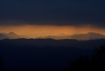 夕刻の山並