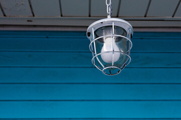 ランプと青い壁