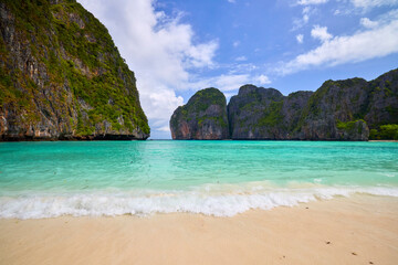 Fototapeta na wymiar Beautiful scenery of the Thai islands of Phuke, scenery for travel.