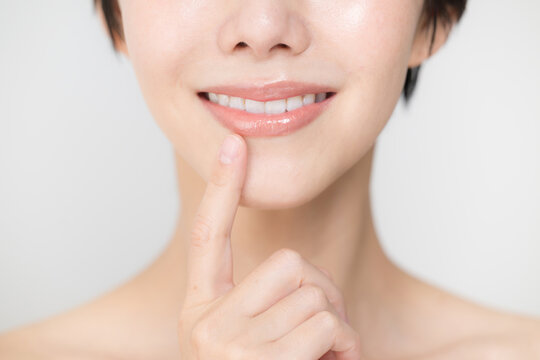 ホワイトニングや口元、唇の美容、歯科矯正などの正面イメージ　コピースペースあり	