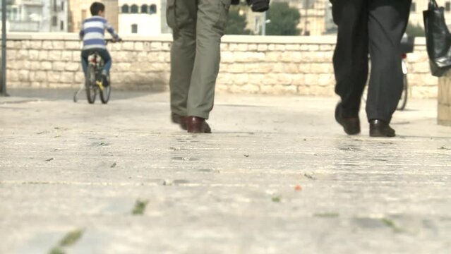 persone camminao per strada