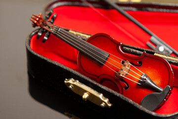 Fototapeta na wymiar violin with bow in red velvet case