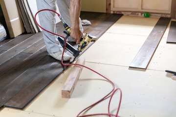 新築住宅の無垢板の床貼り