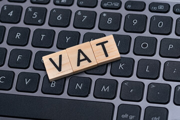 Napis VAT ułożony na klawiaturze komputera - obrazy, fototapety, plakaty