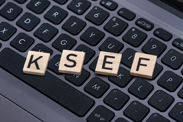 Napis ułożony na klawiaturze KSEF oznaczający Polski krajowy system e-faktur