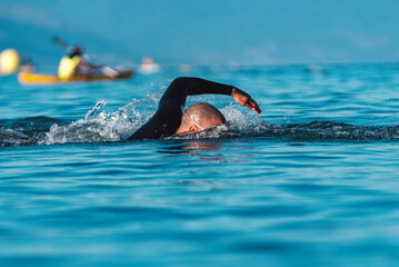 atletas nadando em natação de águas abertas no oceano  no verão