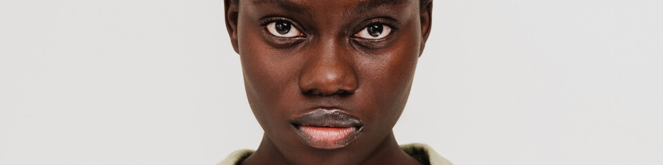 Obraz premium Portrait of young beautiful calm african woman with braided hair