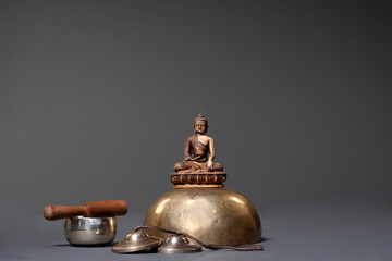 Sound therapy with tibetan singing bowls, cymbals and gong.