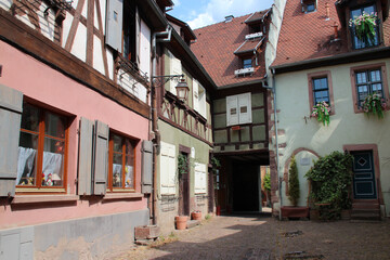 Fototapeta na wymiar courtyard and half-timbered houses in riquewihr in alsace (france)