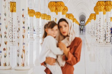 Abu Dhabi Scheich-Zayid-Moschee Portrait of a woman with her child 