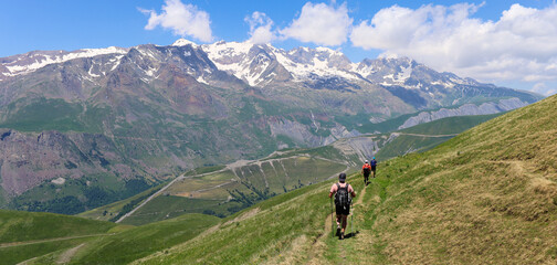 randonn&eacute;e sur le plateau d'emparis en Oisans dans les Alpes en France en &eacute;t&eacute;