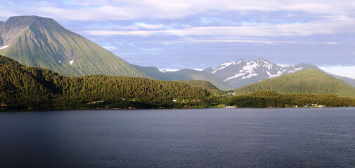 Paysage de Norvège ( Juillet 2022) Photo prise au lever du soleil  vers 4h30 du matin, les journées sont infinies à cette période de l'année, le soleil se couche aux alentours de minuit.