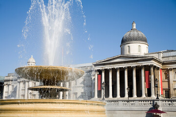 London - National gallery and fountain on the Trafalgar square - obrazy, fototapety, plakaty