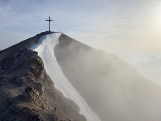 Berggipfel im Hochgebirge mit Nebel und Schnee