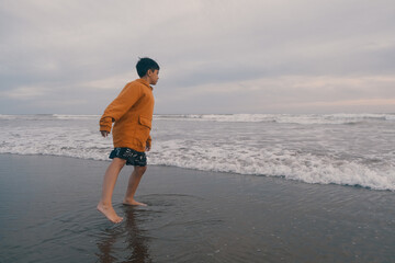 Ni&ntilde;o disfrutando de la playa