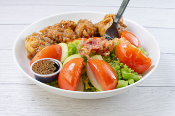 protein bowl and salad, accompanied by pieces of chicken in sweet and sour sauce, tomatoes in lemon, lettuce, apple, pieces of bacon in teriyaki sauce