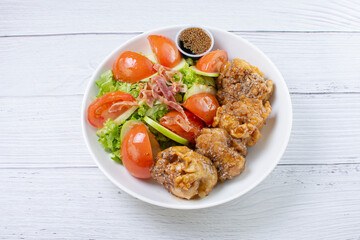protein bowl and salad, accompanied by pieces of chicken in sweet and sour sauce, tomatoes in lemon, lettuce, apple, pieces of bacon in teriyaki sauce