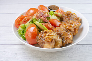 protein bowl and salad, accompanied by pieces of chicken in sweet and sour sauce, tomatoes in lemon, lettuce, apple, pieces of bacon in teriyaki sauce