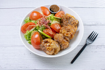 protein bowl and salad, accompanied by pieces of chicken in sweet and sour sauce, tomatoes in lemon, lettuce, apple, pieces of bacon in teriyaki sauce