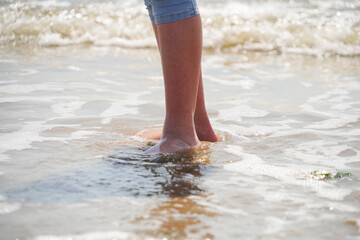 Se tremper les pieds dans l'eau fraîche de l'océan