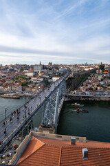 Fototapeta na wymiar la belleza de Oporto, Portugal, con el emblemático puente de Don Luis como protagonista. En la imagen, el puente de hierro se extiende majestuosamente sobre el río Duero, conectando las dos orillas de
