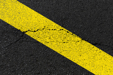 Diagonale jaune sur asphalte 