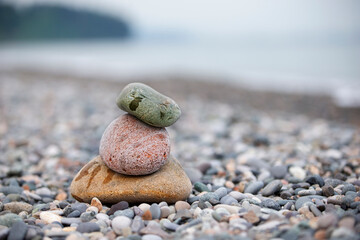 Fototapeta na wymiar Pebbles on the seashore, large and small stones on the sea.