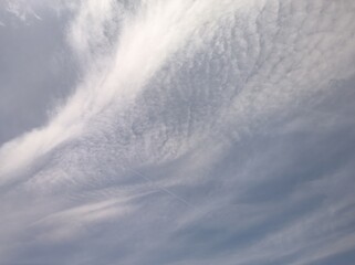 Cirrus or cirrocumlos at noon