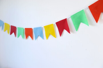 bandeiras coloridas de festa de são joão, festa junina, julina, festividade caipira, arraiá do sertão 