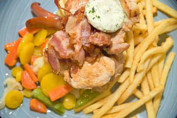 leckeres Grillteller mit Gemüse und Pommes