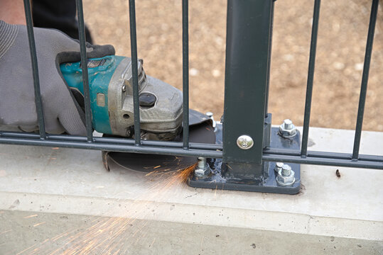 Funkenflug bei Arbeiten mit Winkelschleifer - Bauarbeiten