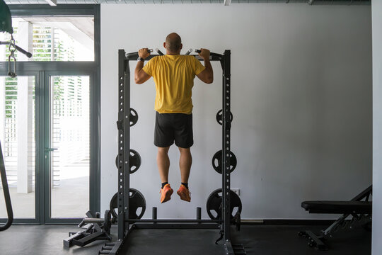 Man training pull-ups in the gym to prepare for oppositions.