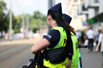 Dziewczyna policjantka na patrolu w mieście.  - obrazy, fototapety, plakaty