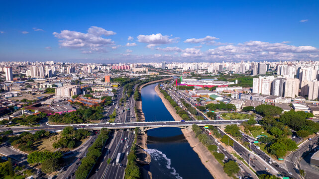 Aerial view of the Barra Funda neighborhood, on Marginal Tiet&ecirc; in S&atilde;o Paulo, Brazil. Avenue that crosses the city.