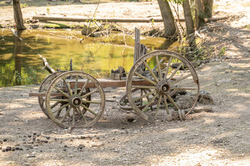 Fototapeta na wymiar ancien chariot façon western au Texas en bois